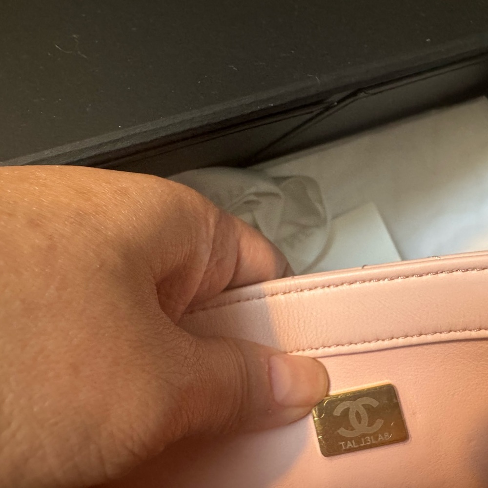 CHANEL Light Pink Leather Accessory with Gold Emblem - Picture 3 of 5